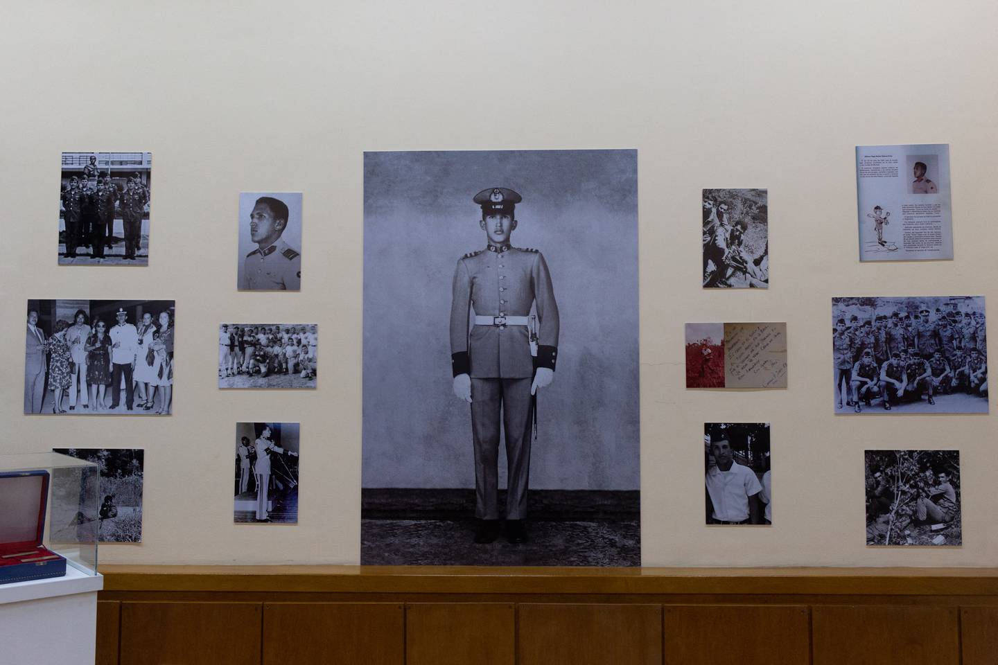 Fotografías del difunto presidente Hugo Chávez cuando era un joven cadete se exhiben en una sala de exposición del museo 'Cuartel de la Montaña'.