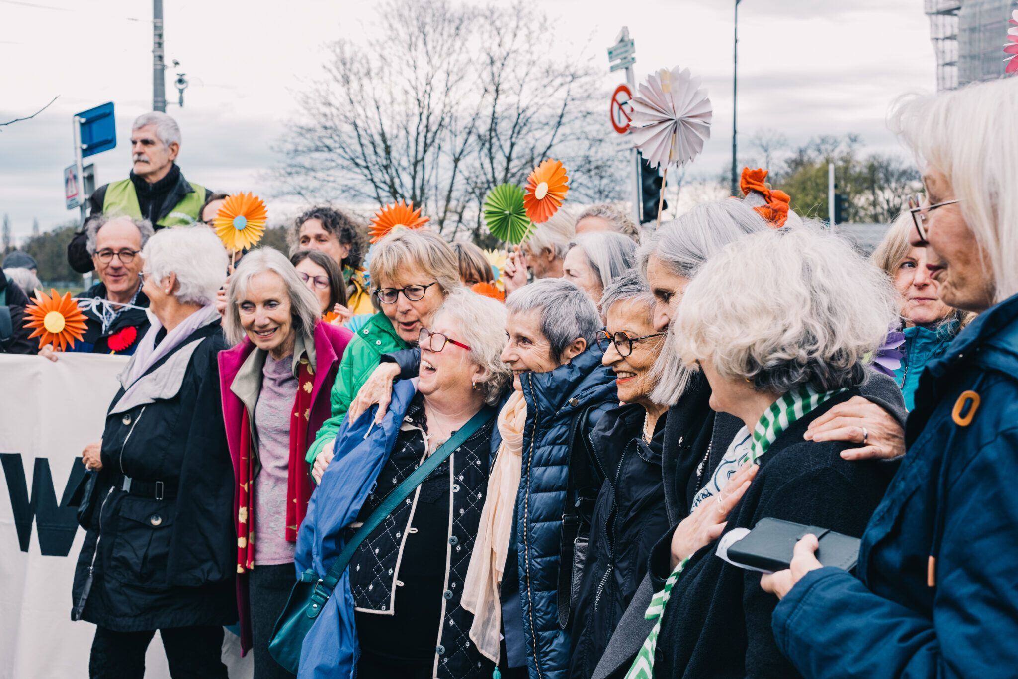 Grupo de mujeres mayores de 65 años del KlimaSeniorinnen de Suiza que demandaron al Estado por las altas temperaturas.