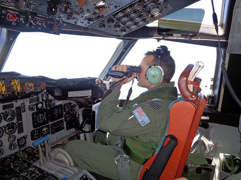 Australia fue uno de los países que investigaron la desaparición del MH370. En la foto se ve a un integrante de la Real Fuerza Aérea Australiana participando en labores de búsqueda, el 19 de marzo de 2014. Foto: EFE
