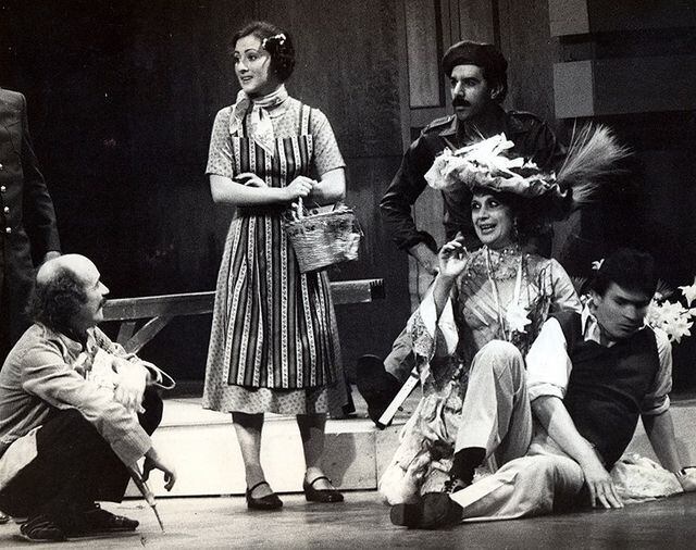 Imágenes de Álvaro Marenco en la obra 'La loca de Chaillot', dirigida por Daniel Gallegos, en 1980.