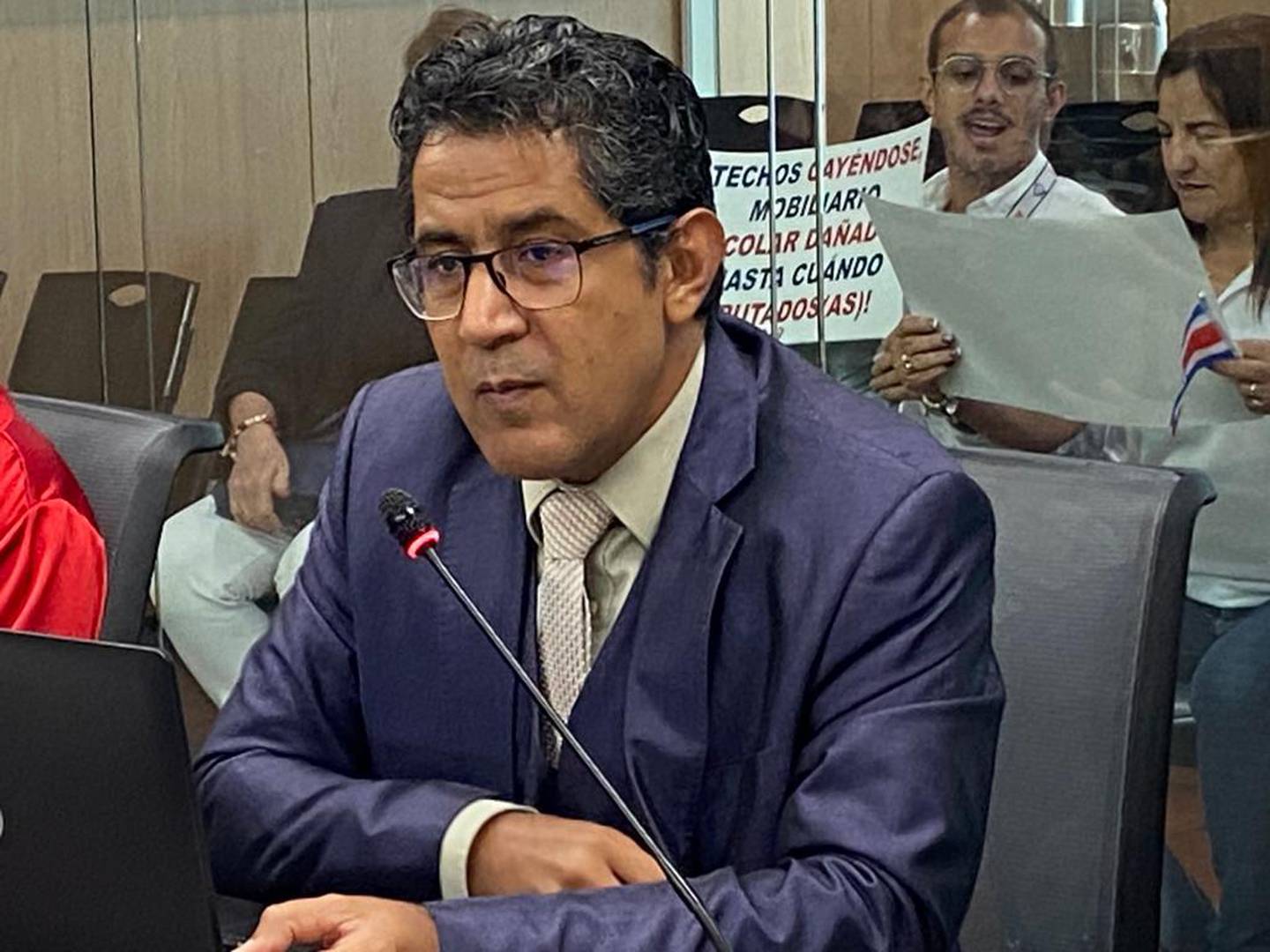 El ministro de Hacienda Nogui Acosta, asistió a la Comisión de Hacendarios para defender la propuesta de Presupuesto Nacional 2024. Foto: Lucía Astorga