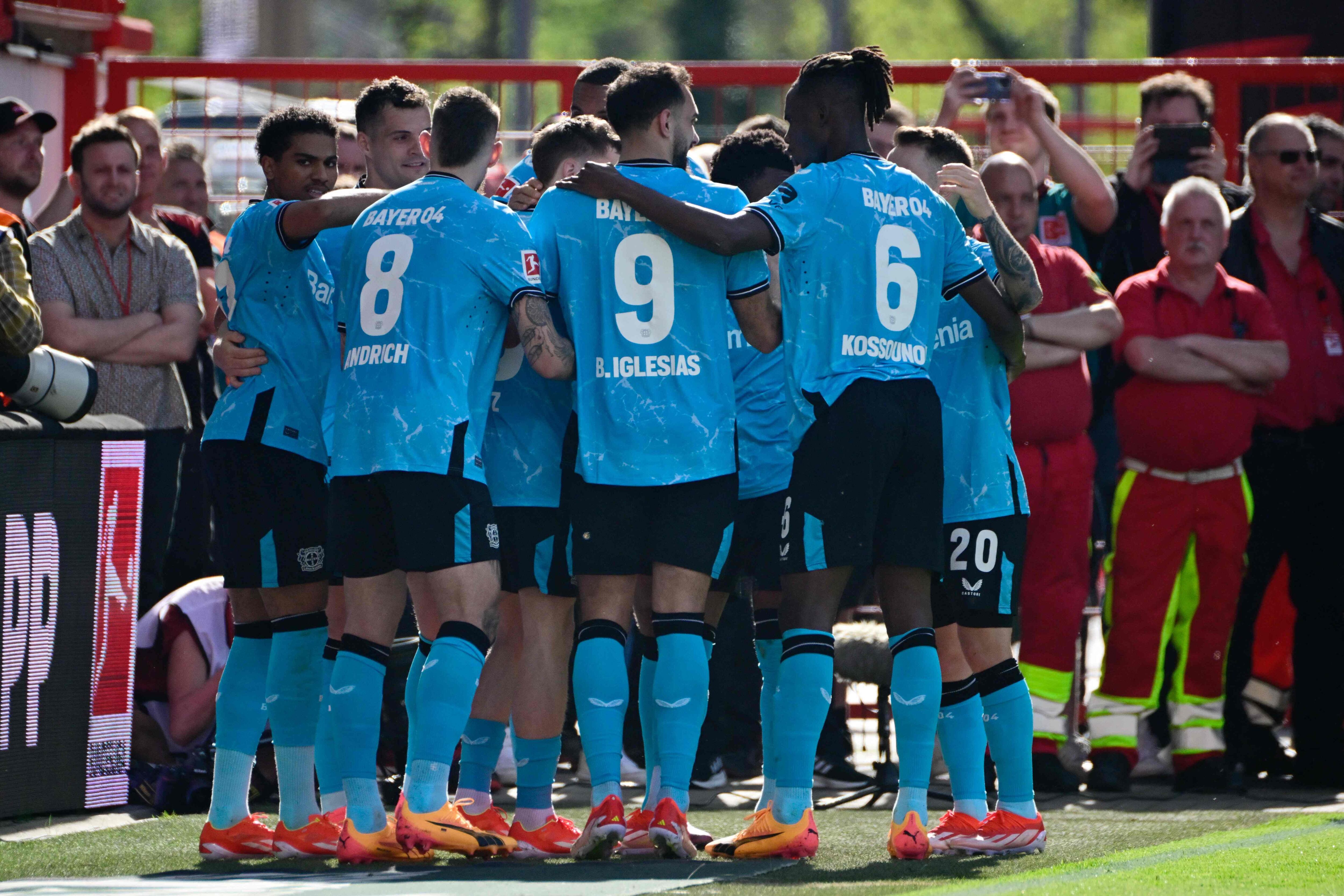 Los jugadores del Bayer Leverkusen celebraron a lo grande su triunfo ante el FC Unión Berlin, que los acerca al título. 
