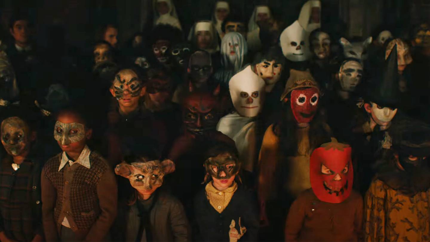 La película acontece en el marco de Halloween, donde incluso hay una gran fiesta con niños en la mansión veneciana. Foto: Disney - Rola