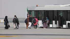 En Dubái, caras exhaustas y alivio de los evacuados de Afganistán por Reino Unido