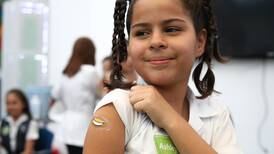 CCSS traza plan en escuelas para vacunar contra papiloma a niñas que perdieron dosis 
