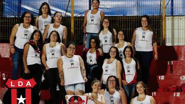 ¡Nos queremos vivas! y #NiUnaMenos: Aficionadas de Alajuelense alzan la voz desde las gradas