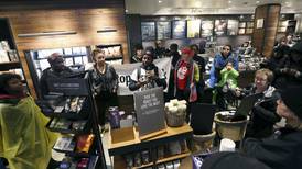 Starbucks lidia con escándalo por arresto de dos negros en cafetería