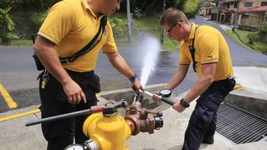 Bomberos y 7 municipios enfrentados por  hidrantes