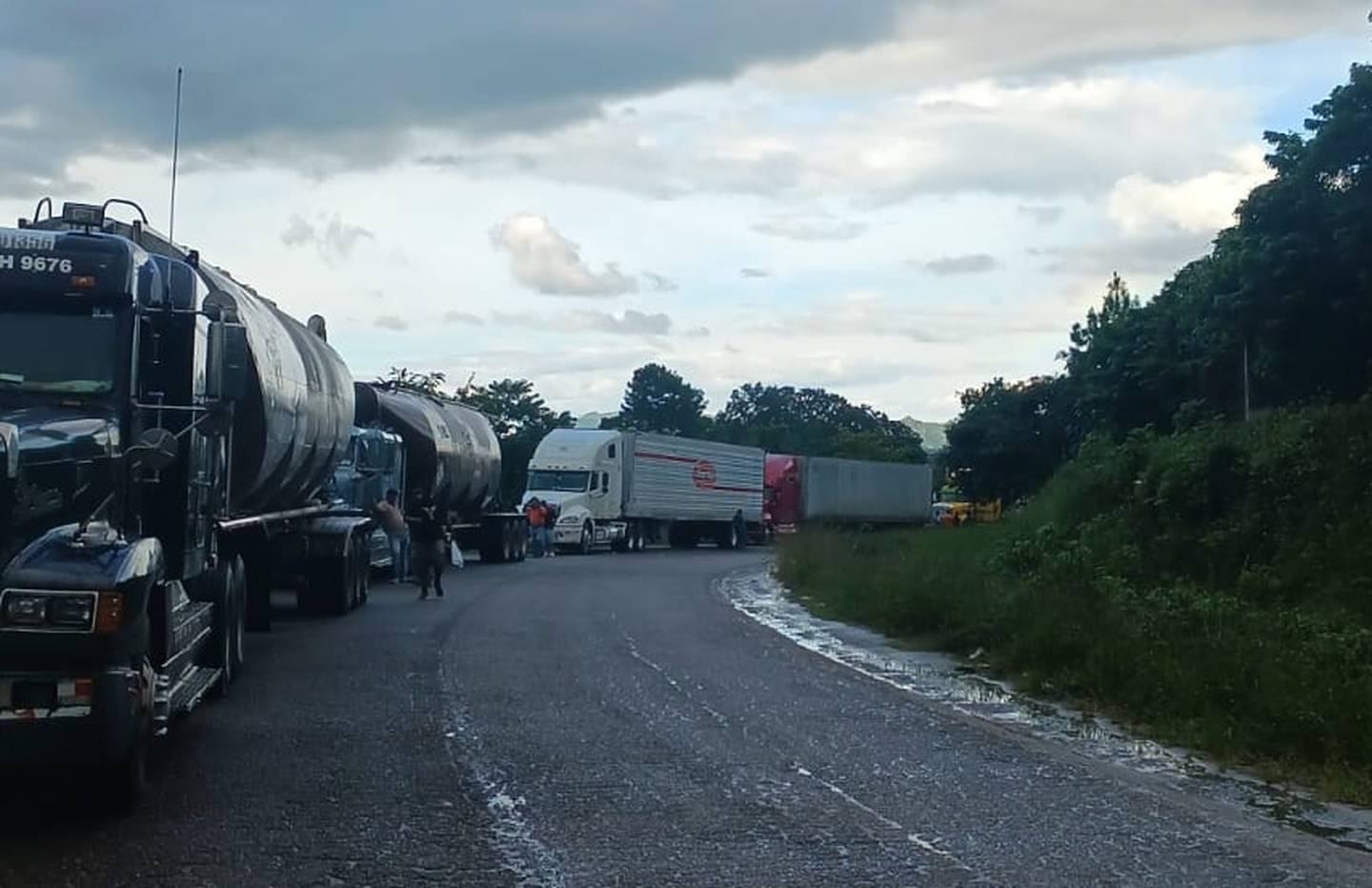 Camiones de carga hondureños en paro en puesto fronterizo Las Manos