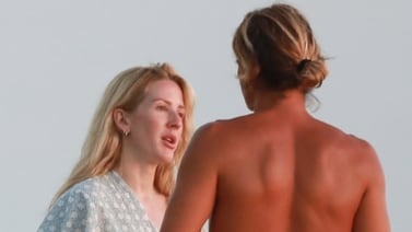 Ellie Goulding captada besando a su instructor de surf en una playa de Costa Rica