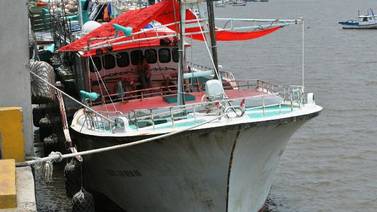 Autoridades revisan barco por posible aleteo de tiburón
