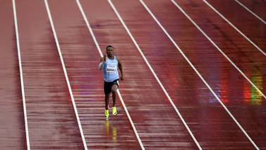 Botsuano corre solo y se clasifica a final de 200 metros