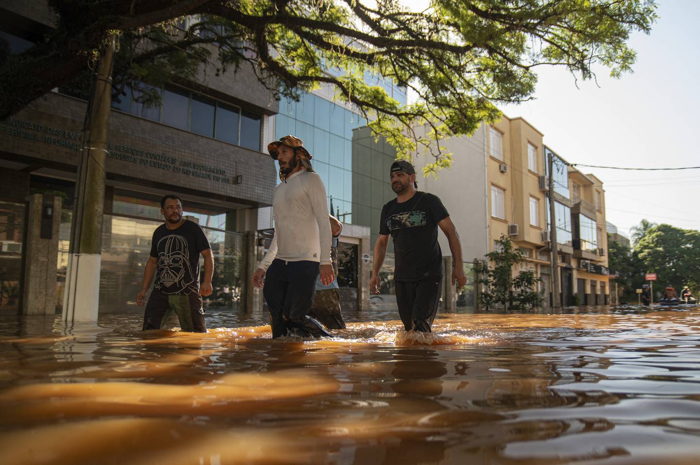 Personas participan en operaciones de rescate en Porto Alegre, Brasil.