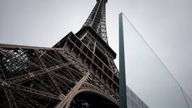 La Torre Eiffel muestra su nuevo muro de cristal contra ataques