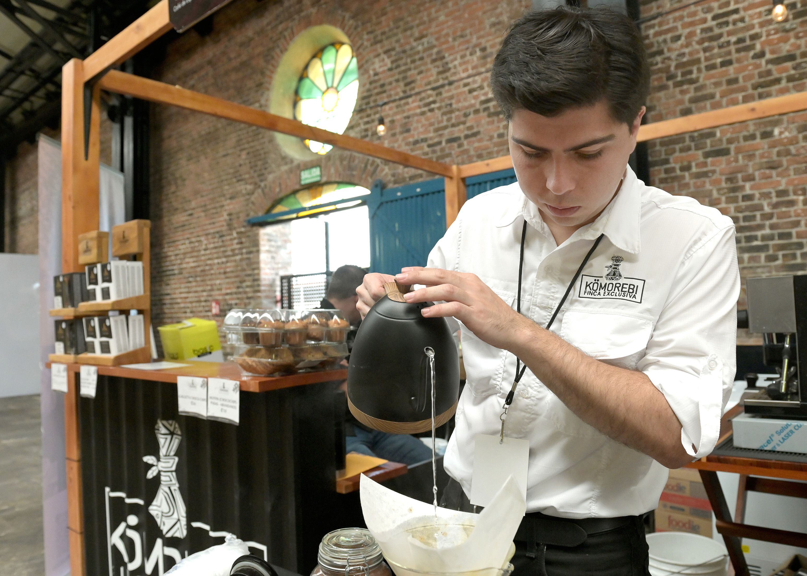 Daniel Zúñiga, de 24 años, es propietario de la marca de café de especialidad Kömorebi Finca Exclusiva, producido bajo certificación de Denominación de Origen en la zona de Tarrazú. Foto: Albert Marín para La Nación.
