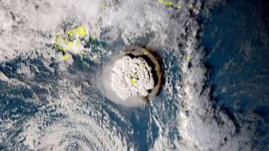 Observe impresionante erupción de volcán submarino en Tonga