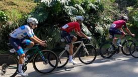 Daniel Bonilla se lleva fuerte golpe con portón pero recupera liderato de Vuelta a Costa Rica