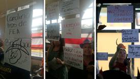 Sindicalistas colocan letreros con insultos a diputadas en ventanales del plenario