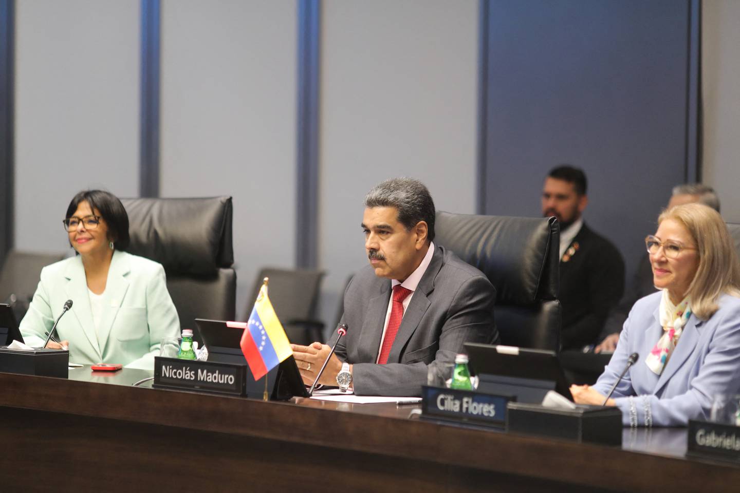 El presidente de Venezuela, Nicolás Maduro (centro), a la primera dama de Venezuela, Cilia Flores (derecha), y a la vicepresidenta de Venezuela, Delcy Rodríguez (izq.), durante su visita a la sede del NDB en Shanghai.