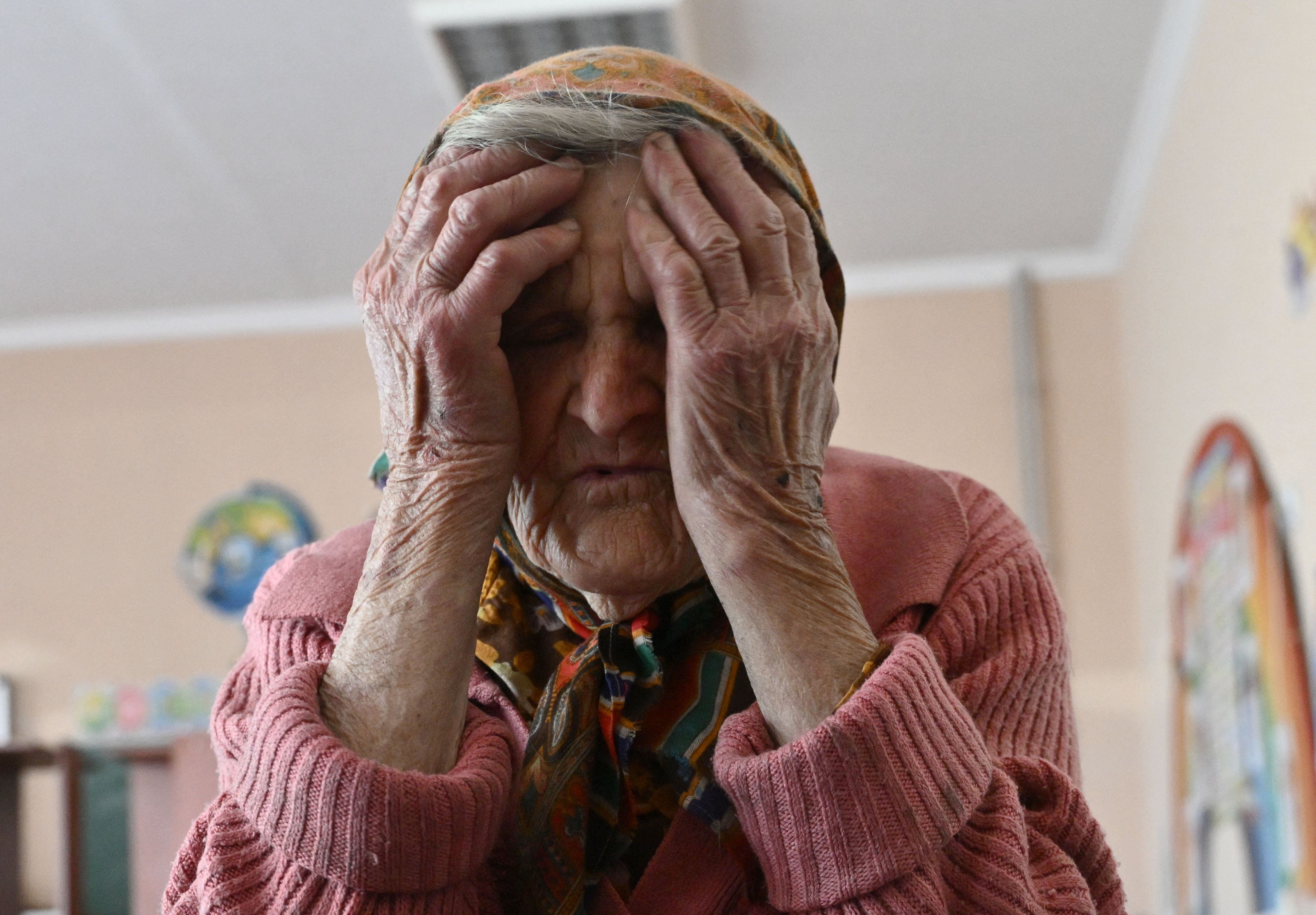 Lidia Lominovska, de 97 años,  huyó de su casa a pie, sin llevar nada. Está en un refugio en el Donetsk. La foto fue tomada el 28 de abril.