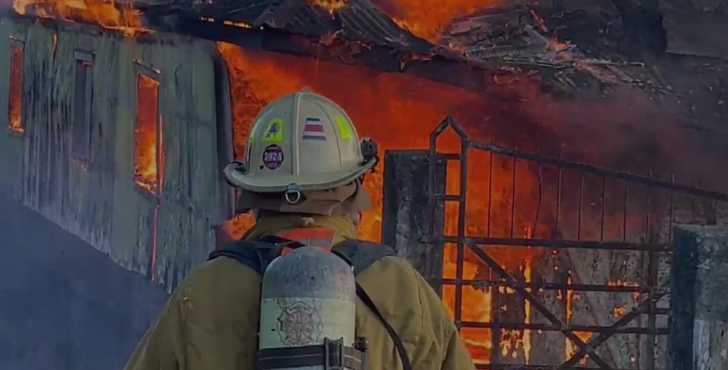 Una casa se quemó completa la tarde de este domingo en Cartago