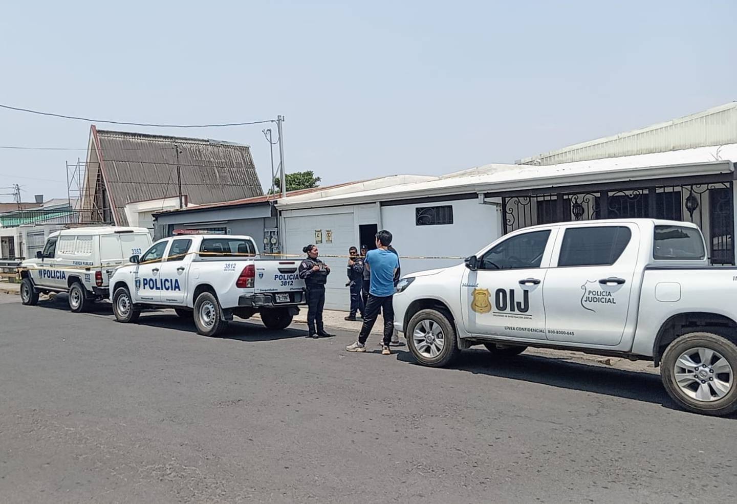 Agentes del OIJ llegaron al sitio en San Rafael de Oreamuno para determinar lo ocurrido y buscar a los sospechosos de la mortal golpiza. Foto: Keyna Calderón.
