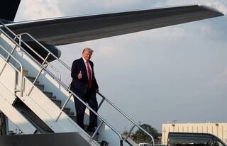 El expresidente estadounidense Donald Trump llega al Aeropuerto Internacional Hartsfield-Jackson de Atlanta. Trump se dirige a la cárcel del condado de Fulton, donde enfrentará varias acusaciones relacionadas con un presunto plan para anular los resultados de las elecciones presidenciale en Georgia.