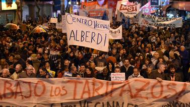 Decenas de argentinos se manifiestan contra el 'tarifazo'