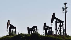 Temores sobre la oferta de crudo impulsan el petróleo al alza