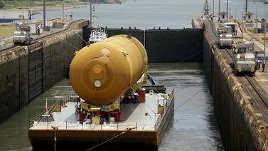 Barcaza con tanque del Endeavour cruza Canal de Panamá