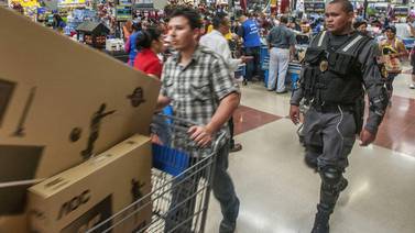 Walmart blinda tiendas para prevenir desmanes 
