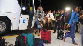 Empresas sin permisos ofrecen traslados a México a migrantes cubanos