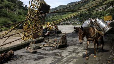 Miles afectados por riesgo de desborde de presa colombiana
