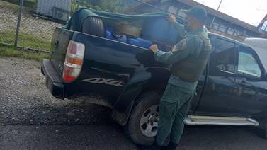 Autoridades decomisan más de 1.000 litros de combustible procedente de Panamá