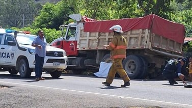 Motociclista muere arrollado por vagoneta en Guanacaste