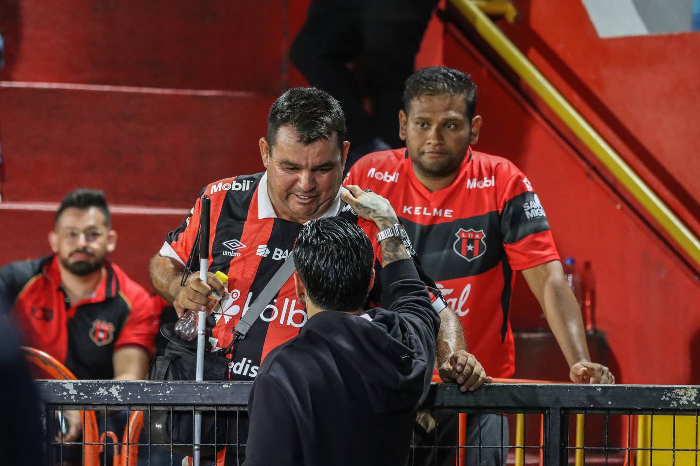 Rónald Matarrita saludó en el clásico nacional a Mario Gerardo Vindas, el aficionado no vidente que vive los partidos de Liga Deportiva Alajuelense en el sector sureste del Estadio Alejandro Morera Soto.