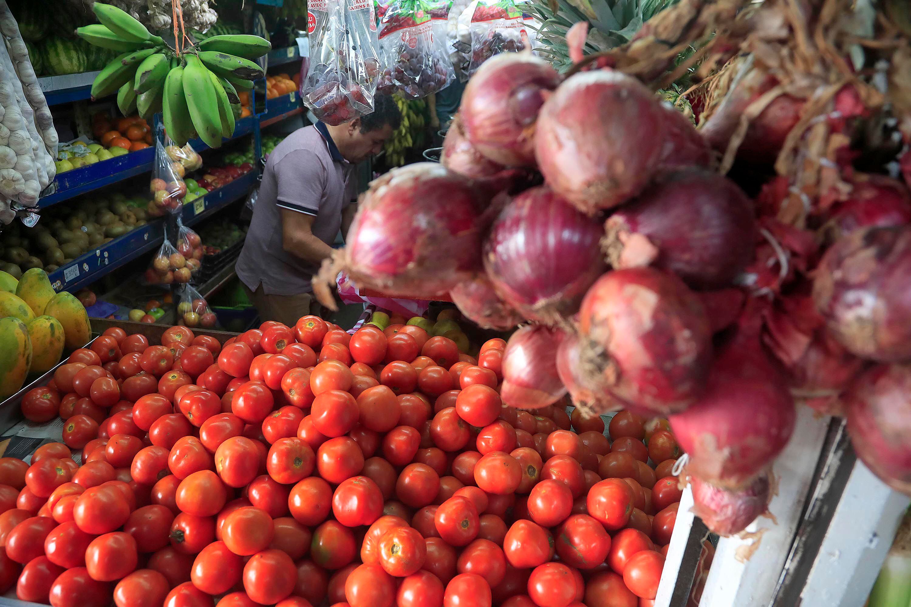 Alimentos como el tomate y la cebolla tuvieron un mayor efecto positivo en la variación mensual del índice con un 34,16% y 30,46% respectivamente. Fotografía: Rafael Pacheco.