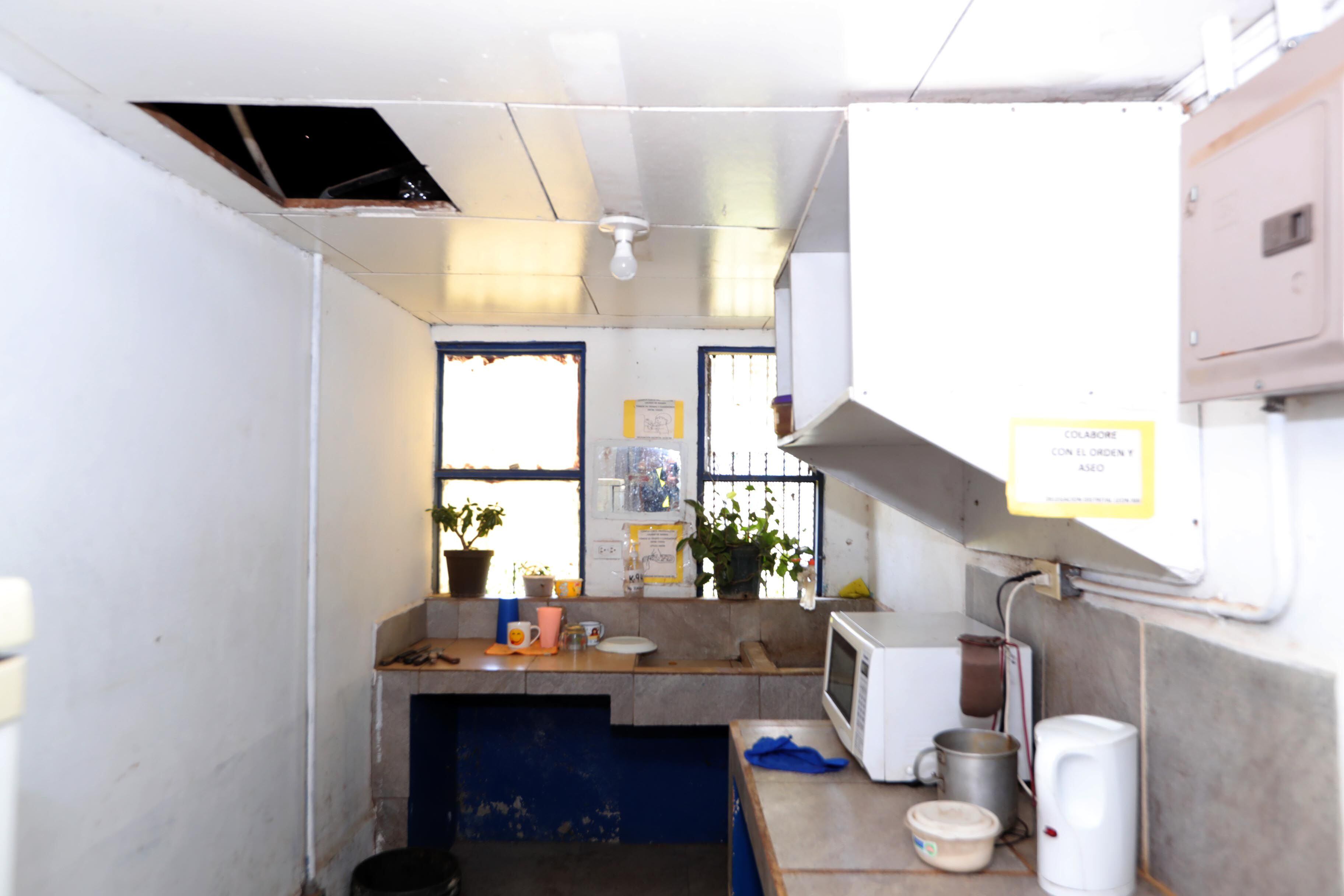 Así luce la cocina de una delegación policial de San José. La falta de cielorraso provoca filtraciones durante la época de lluvias. Foto: 
