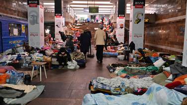 700 personas se refugian de las bombas desde hace dos meses en el metro de Járkov, Ucrania