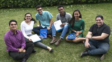 Esfuerzo de colegiales líderes y bilingües es premiado con beca para estudiar en Estados Unidos