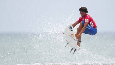 Carlos 'Cali' Muñoz avanzó a la tercera ronda del US Open de Surf