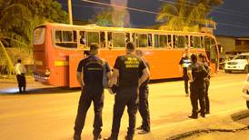 Policía detiene en Puntarenas a 50 indocumentados que viajaban en bus 