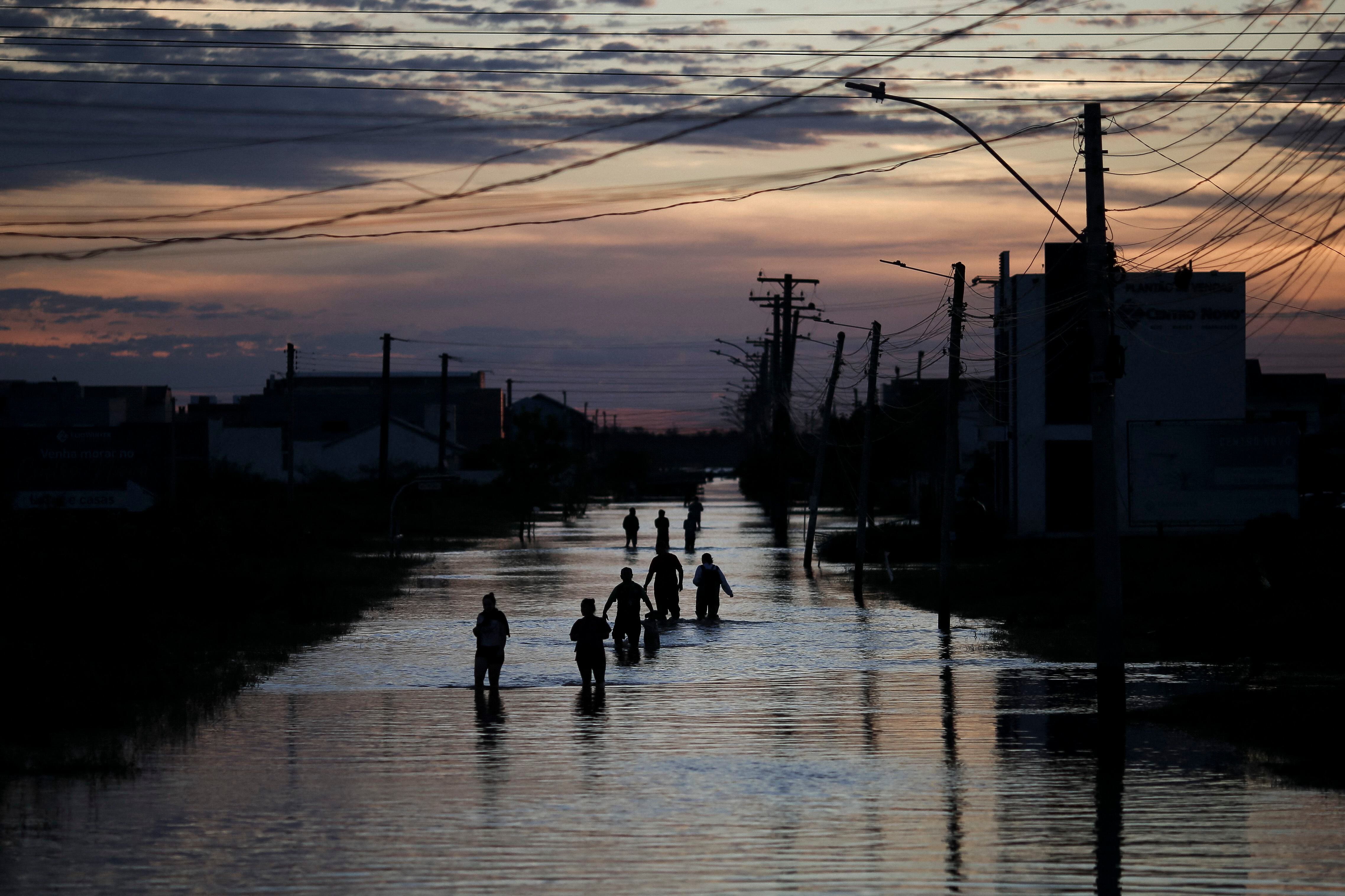 La gente camina por una calle inundada de Eldorado do Sul, Rio Grande do Sul, Brasil, el 9 de mayo de 2024. (Foto de Anselmo CUNHA / AFP)