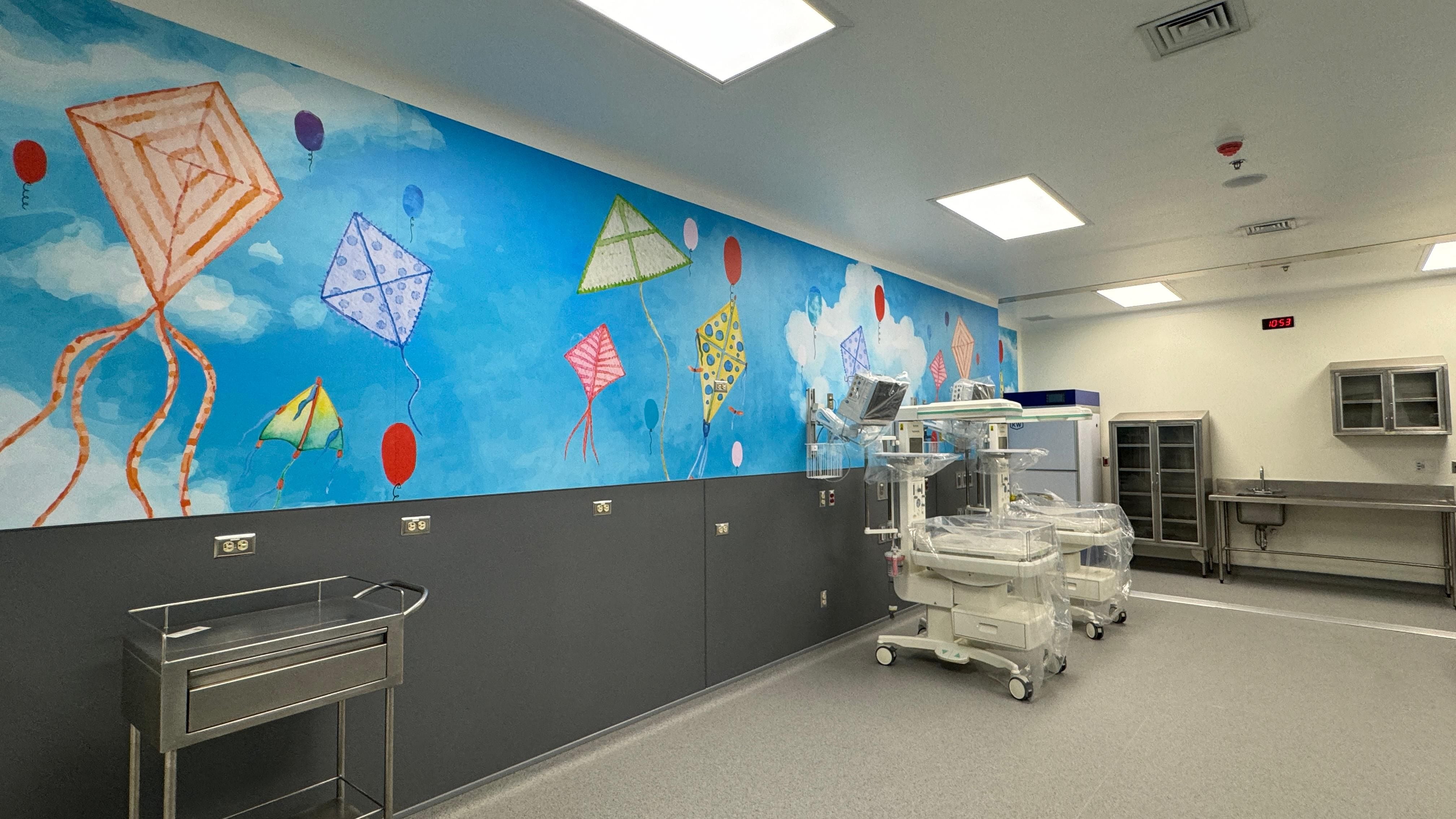 El área para neonatos del hospital de Puntarenas ya fue pintada con  motivos infantiles. La obra está a un 95% y se espera su entrega definitiva para el 22 de julio. 