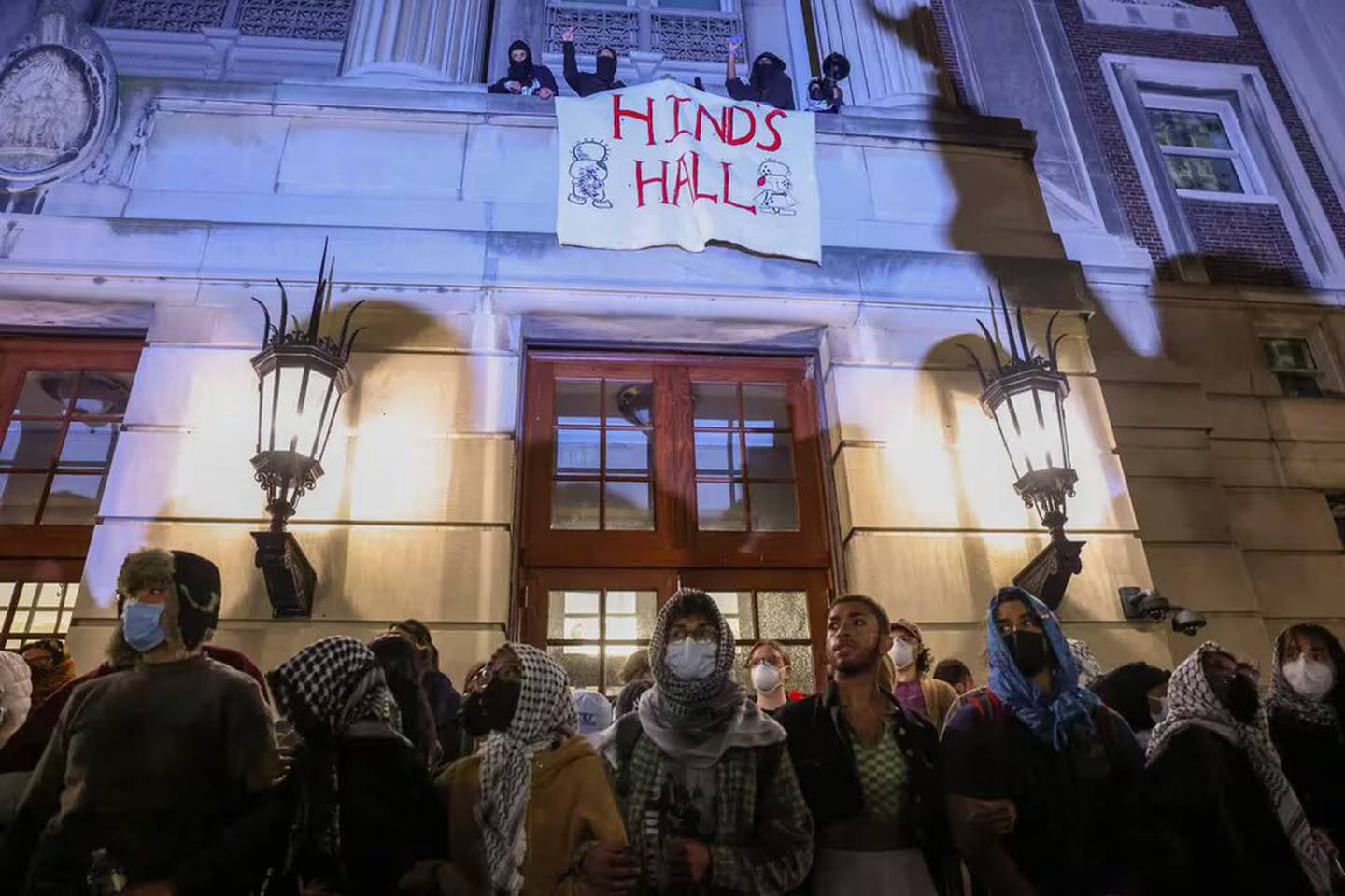 Manifestantes atrincherados en un edificio de la Universidad de Columbia en Nueva York este 30 de abril de 2024 (REUTERS/Caitlin Ochs)