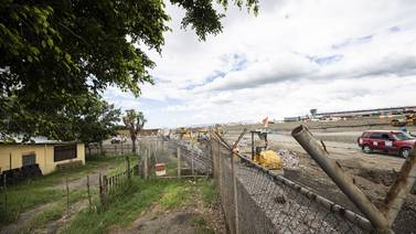 12 familias viven en medio de pista de rodaje en construcción de aeropuerto Juan Santamaría 