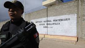 Un preso muerto y tres guardias retenidos luego de enfrentamiento en penal de Perú