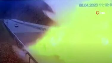Camión que transportaba pintura volcó y causó impresionante explosión en Uzbekistán