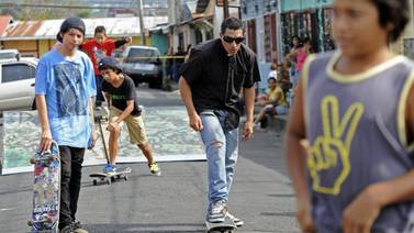 Padre en patineta: Misa sobre asfalto