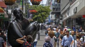 Cómo los turistas, estudiantes y personajes populares de San José reciben las esculturas de Jiménez Deredia